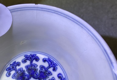 Een Chinese blauw-witte stem cup met Lan&ccedil;a inscripties, Qianlong merk en periode